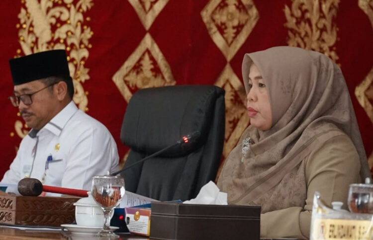 Musrenbang jadi Acuan Pembangunan Infrastruktur 1 SIDANG PARIPURNA— Pimpinan DPRD Kota Payakumbuh Hurisna Jumhur bersama Pj Wako Payakumbuh dalam sidang paripurna beberapa waktu lalu.