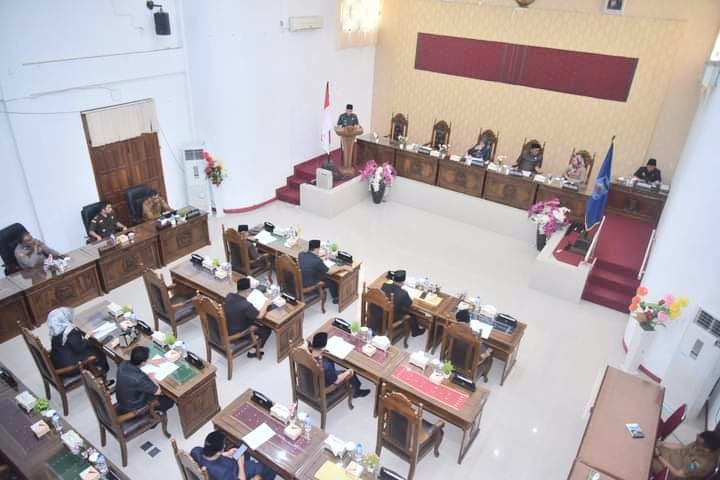 SAMPAIKAN—Penjabat (Pj) Walikota Sawahlunto Fauzan Hasan didampingi oleh Penjabat (Pj) Sekretaris Daerah (Sekdako) Ezeddin Zein dengan segenap pimpinan OPD terkait,menyampaikan nota pengantgar R- APBD 2024.