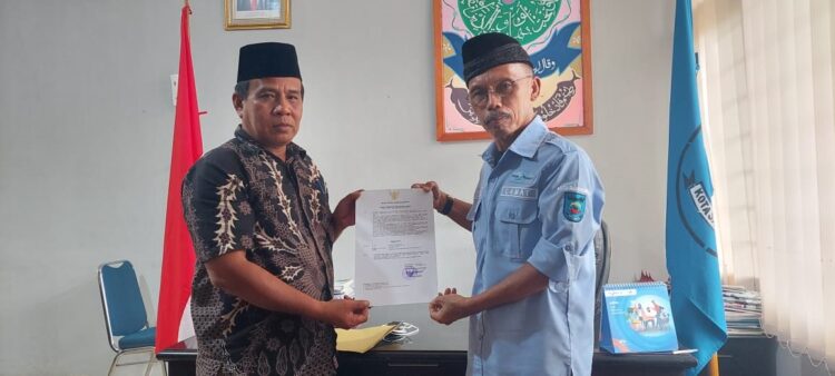 Terhitung 1 November 2024, Pj Wako Tunjuk Sekcam sebagai Plt Camat Barangin 1 LIHATKAN SURAT TUGAS—Plt Camat Barangin Irwan Junaidi bersama mantan Camat Barangin Subandi tunjukan surat tugas.