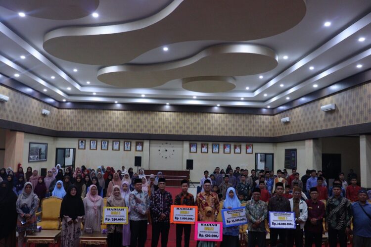 SERAHKAN BONUS— Pj Wali Kota Payakumbuh serahkan bonus kepada 136 orang kafilah berprestasi pada MTQ tingkat Kota Payakumbuh.