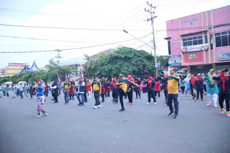 Pj Wali Kota Payakumbuh Ingatkan Warga Kota Berperilaku Hidup Bersih dan Sehat 1 SENAM BERSAMA—Pj Wali Kota Payakumbuh Suprayitno bersama Sekdako Rida Ananda dan Kadiskes Wawan Sofianto senam bersama di pusat Kota Payakumbuh.