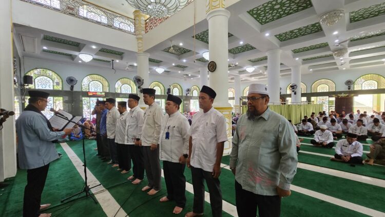Dewan Komite Daerah EKS Agam Dikukuhkan 1 KUKUHKAN PENGURUS— Pjs Bupati Agam Dr. Endrizal mengukuhkan Dewan Komite Daerah Ekonomi dan Keuangan Syariah Kabupaten Agam periode 2024-2027.