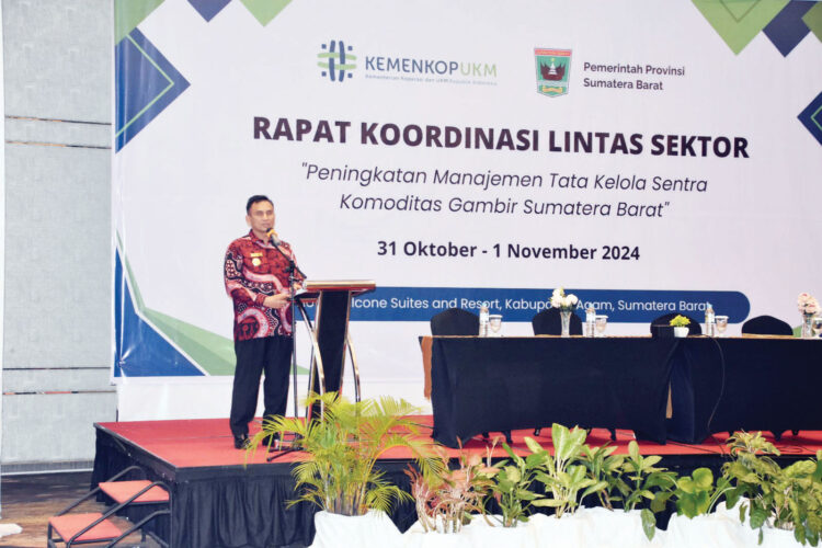 Pjs Bupati Agam Dorong Sinergi Lintas Sektoral untuk Optimalisasi Industri Gambir 1 RAKOR LINTAS SEKTORAL— Pejabat Sementara (Pjs) Bupati Agam hadiri rapat koordinasi lintas sektoral terkait peningkatan manajemen tata kelola central komunitas Gambir Sumatera Barat di Hotel Bancone, Tilatang Kamang, Kamis, (31/10).