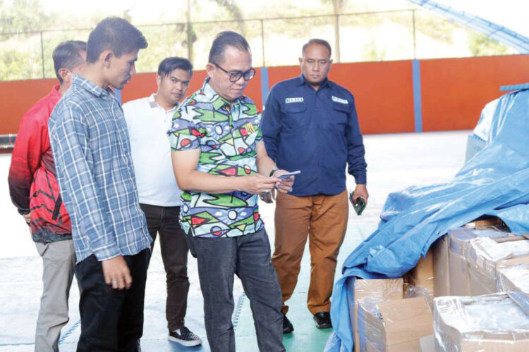 TINJAU LOKASI— Pjs Wali Kota Bukittinggi turun ke lokasi tempat penyimpanan logistik untuk Pilkada 2024, Sabtu (2/11), 
didampingi Ketua KPU Bukittinggi, Satria Putra, Kasat PolPP, Joni Feri, Kabag Pemerintahan, Dwiningrum Setyani dan 
Kabag Prokopim Beny Yuneldi