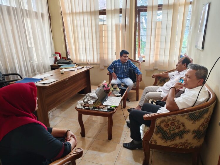 PIMPIN RAPAT— Plt Camat Barangin Irwan Junaidi, pimpin rapat koordinasi pelaksanaan tugas dalam mensukseskan Pemilihan Kepala Daerah (Pilkada) Serentak 2024.