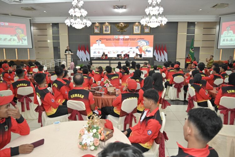 170 Anggota Kontingen Sumbar Dilepas ke Ajang Pra-Popnas 1 ARAHAN—Pelaksana tugas (Plt) Gubernur Sumatera Barat (Sumbar), Audy Joinaldy, berikan arahan sebelum melepas keberangkatan 170 anggota kontingen Sumbar yang akan berlaga pada ajang Pra-Pekan Olahraga Pelajar Nasional (Popnas) Tahun 2024 Jakarta, di Auditorium Gubernuran.