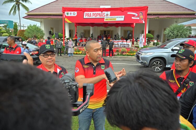 PEMBUKAAN PRA-POPNAS— Plt Gubernur Sumbar Audy Joinaldy, saat diwawancara usai membuka Pra-Pekan Olahraga Pelajar Nasional (Pra-Popnas) Zona 1 Sumatera tahun 2024, di halaman Istana Gubernur Sumbar, Sabtu (9/11).