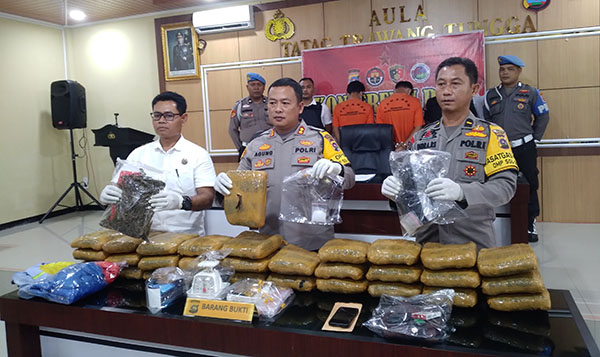 Kasus 30 Kg Ganja di Pasbar, Pelaku Ngaku Dibeli di Panyabungan lalu Dibawa Pakai Motor, Raup Untung Rp 2 Juta per Paket 1 PERLIHATKAN BUKTI— Kapolres Pasbar AKBP, Agung Tribanwanto didampinggi Kasat Narkoba AKP Eri Yanto dan Kasi Humas Ipda Indra, memperlihatkan ganja dan sabu dari penangkapan dua pengedar.