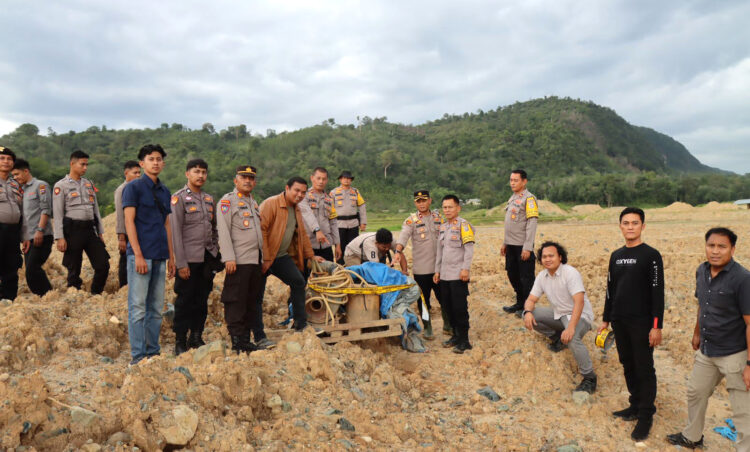 Polres Sijunjung Segel 2 Lokasi Tambang Emas Ilegal 1 SITA ALAT— Tim Polres Sijunjung mengamankan alat yang digunakan untuk tambang emas ilegal.
