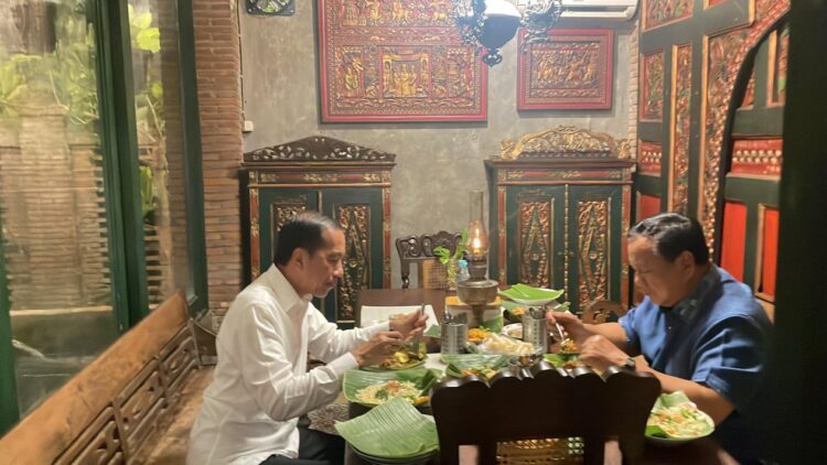 MAKAN MALAM— Presiden Prabowo Subianto makan malam bersama Presiden RI ke-7 
Joko Widodo (Jokowi).