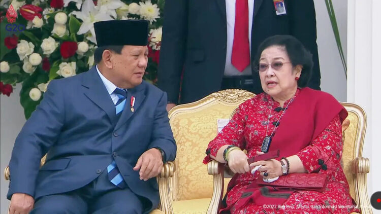 AKRAB— Potret keakraban Menhan Prabowo Subianto dengan Presiden ke-5 RI Megawati Soekarnoputri saat menghadiri upacara 
HUT ke-77 RI.