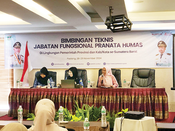 BIMBINGAN TEKNIS— Pranata Humas Pemkab Kabupaten Agam turut berpartisipasi 
dalam Bimtek Jabatan Fungsional Pranata Humas yang diselenggarakan oleh 
Pemprov Sumbar di Hotel Axana, Padang.