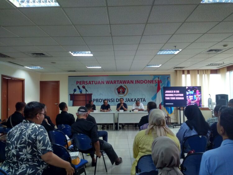 KUNJUNGAN— Wartawan Luak Limo Puluah saat melakukan kunjungan ke kantor PWI Pusat.