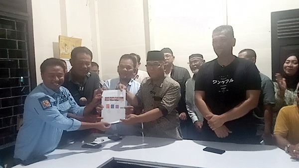 Real Count PKS, Yulianto-M Ihpan Unggul di Pilkada Pasbar 1 HASIL REAL COUNT— Ketua DPD PKS Pasbar, Supriono, menyerahkan hasil real count paslon nomor urut 1, Yulianto-Ihpan yang unggul di Pilkada Pasbar.