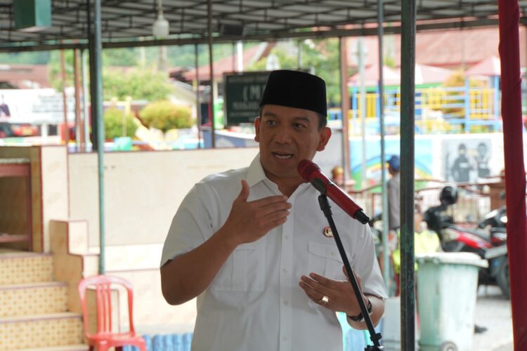 SAMBUTAN—Pj Wali Kota Sonny Budaya Putra, mem berikan sambutan saat meresmikan fasilitas baru Masjid Nurul Iman Silaing Atas.