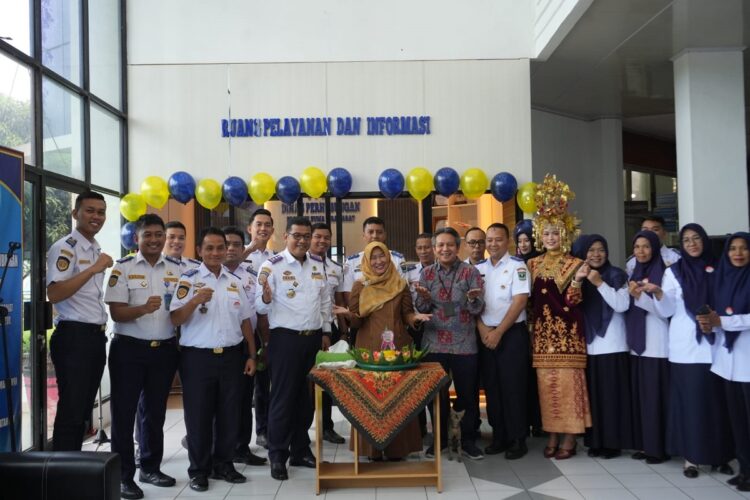 PERESMIAN RUANG PPID— Kepala Dinas Komunikasi, Informatika dan Statistik (Diskominfotik) Sumatera Barat (Sumbar) Siti Aisyah, foto bersama usai meresmuikan penggunaan ruangan PPID, Senin (25/11) .