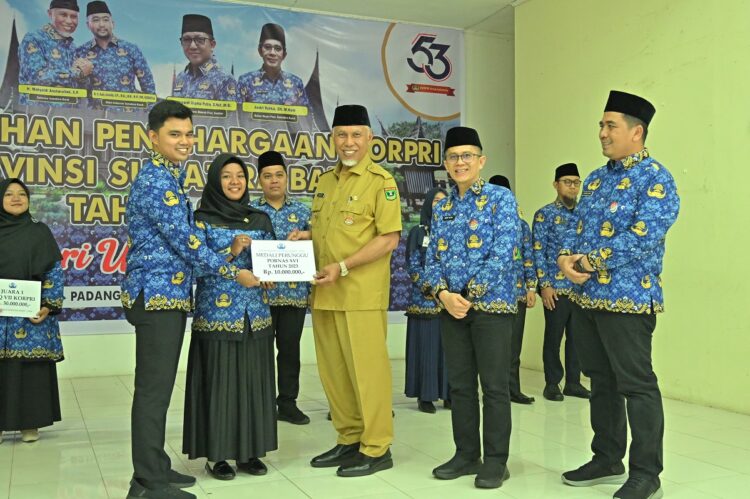 PENGHARGAAN DAN BONUS— Gubernur Sumbar Mahyeldi Ansharullah, menyerahkan penghargaan dan bonus untuk anggota Korpri Sumbar berprestasi tahun 2024 di Aula Kantor Dinas Nakertrans Sumbar, Selasa (26/11).