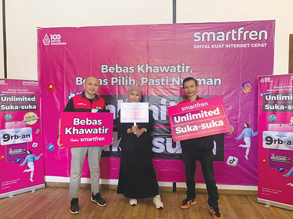 KENALKAN-Dari kiri ke kanan, Rahmed El Djunaidi, Galleri & Modern Channel Manager, Tesa Seksiona, Capdev dan A Fakhrurrozi, Area Sales Manager Smartfren Cluster 8 – Sumbar.