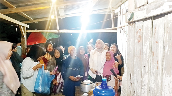 Songsong Dharmasraya Emas 2045, Kaum Ibu Dharmasraya dukung penuh Annisa-Leli 1 BERSAMA— Calon Bupati Kabupaten Dharmasraya nomor urut 2, Annisa Suci Ramadhani bersama kaum ibu yang ada di Kabupaten Dharmasraya.