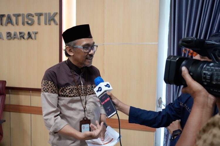Tren Deflasi Berakhir, BPS Sumbar Antisipasi Peluang Inflasi Jelang Akhir Tahun 1 WAWANCARA—Sugeng Arianto, Kepala Badan Pusat Statistik (BPS) Provinsi Sumatera Barat saat diwawancarai oleh wartawan.