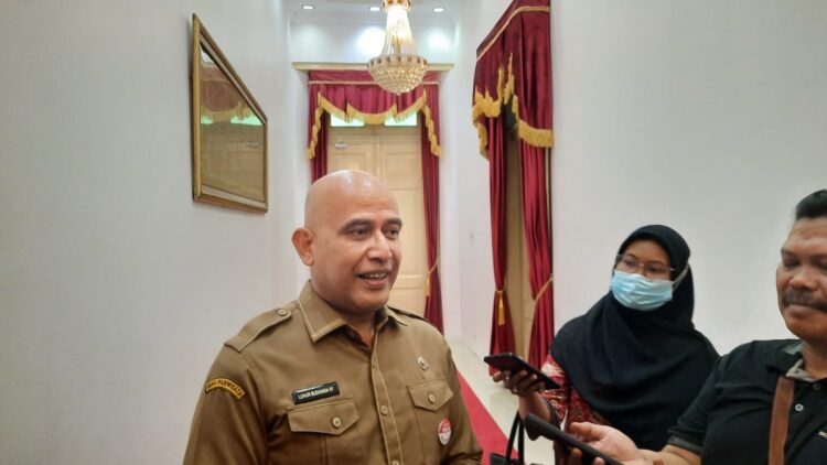 KETERANGAN PERS— Kepala Dinas Pariwisata Sumbar, Luhur Budianda jelaskan pada wartawan terkait pengembangan pariwisata ekonomi kreatif.