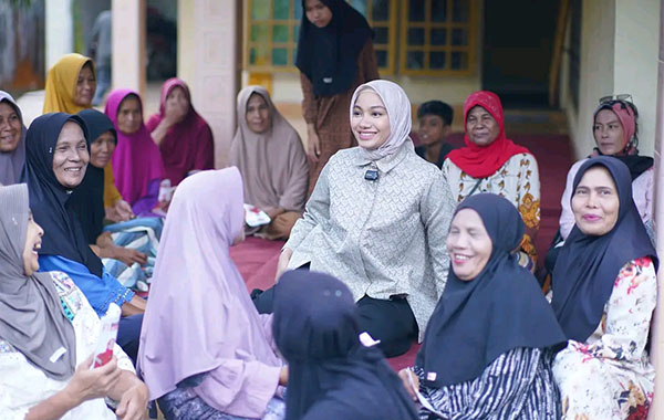 Survei Terbaru Pilkada Dharmasraya, Pasangan Annisa-Leli Dominan di Semua Wilayah 1 BERTEMU WARGA— Calon Bupati Dharmasraya nomor urut 2, Annisa Suci Ramadhani saat menyambangi warga.