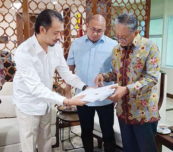 Wali Kota Bukittinggi Temui Menteri PU, Serahkan Proposal Pemenuhan Air Bersih dan Infrastruktur Prioritas 1 SERAHKAN PROPOSAL— Difasilitasi Anggota DPR RI, Andre Rosiade, Wali Kota Bukittinggi Erman Safar, temui Menteri PU, Dody Hanggodo, di Kementrian PU,
Senin (25/11).