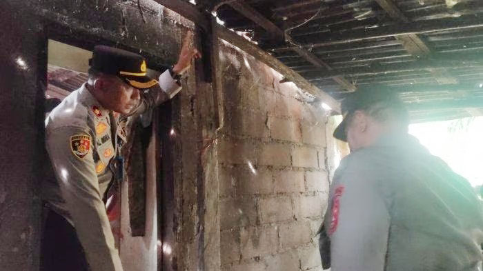 TEWAS TERGANTUNG— Polisi melakukan olah TKP kasus penemuan mayat pria paruh baya yang tergantung di kadang sapi.