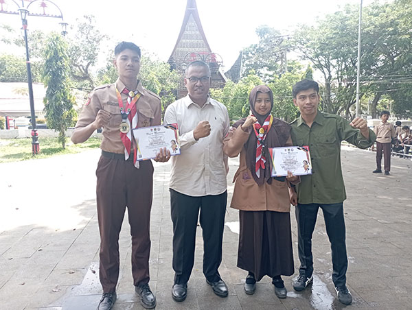 PRESTASI GEMILANG— Atlit tinju pelajar asal Tanahdatar raih prestasi gemilang, foto bersama Pjs Bupati Arry Yuswandi.