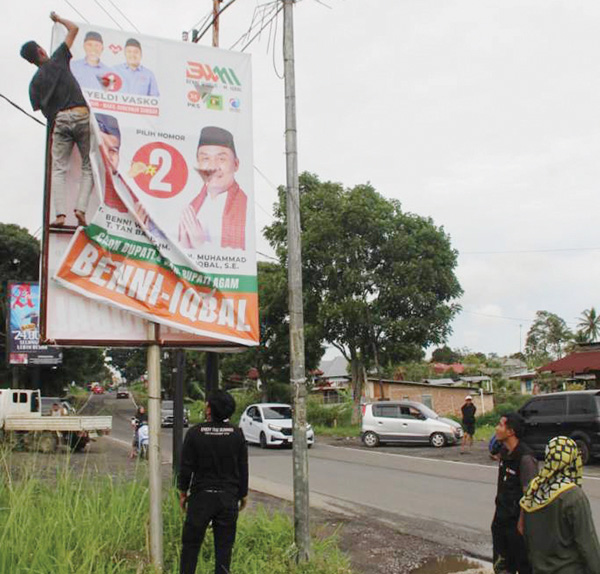 TERIBKAN ALAT PERAGA— Tim Gabungan Agam melakukan penertiban alat peraga kampanye pasangan calon  saat masa tenang Pilkada Serentak 2024, Minggu (24/11).