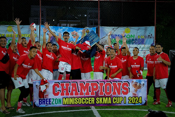 Minisoccer SKMA I Cup Padang, Tim Minisoccer Semen Padang Juara 1 Breezon 1 JUARA I— Tim Minisoccer Semen Padang berhasil meraih juara 1 di ajang Breezon Minisoccer Sekolah Kehutanan Menengah Atas (SKMA) I Cup Padang, di Lapangan Minisoccer Saudagar Minang GOR Haji Agus Salim Padang, Sabtu (23/11).