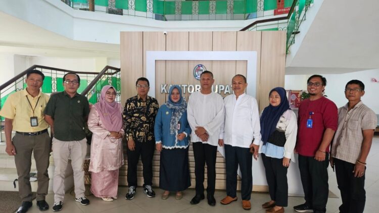 Tim Visitasi KI Sumbar Sebut, Data yang Disajikan Pemkab Limapuluh Kota Sudah Baik 1 KUNJUNGAN VISITASI—Tim KI Sumbar melakukan visitasi dan berfoto bersama di kantor Bupati Limapuluh Kota dengan Sekda Herman Azmar.