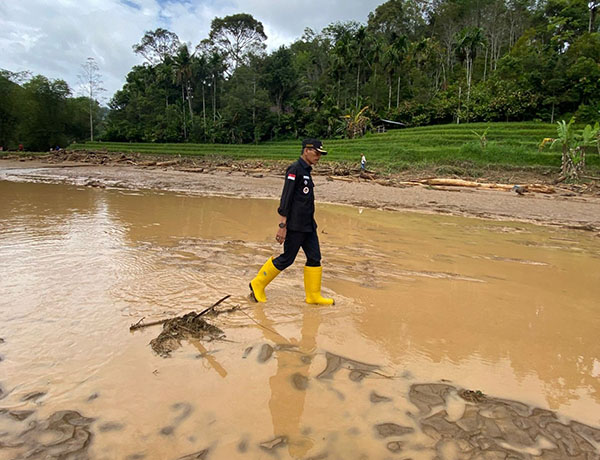 Gerak Cepat Tangani Benca, Bupati Limapuluh Kota Safaruddin Tinjau Lokasi Banjir Bandang 1 TINJAU LOKASI BANJIR— Bupati Limapuluh Kota Safaruddin tinjau lokasi banjir dan longsor di Nagari Kubang.