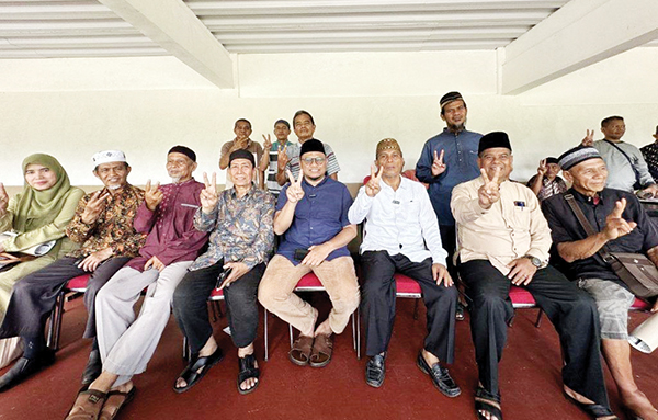 Tokoh Paga Nagari Sumbar dan MTKAM Dukung Iqbal-Amasrul di Pilkada Padang 1 SILATURAHMI DAN DUKUNGAN— Calon Wali Kota Padang nomor urut 2 M Iqbal, bersilaturahmi dengan tokoh-tokoh Paga Nagari Sumbar serta Majelis Tinggi Kerapatan Adat Melayu di Clover Lumin Resto & Cafe, beberapa hari lalu.