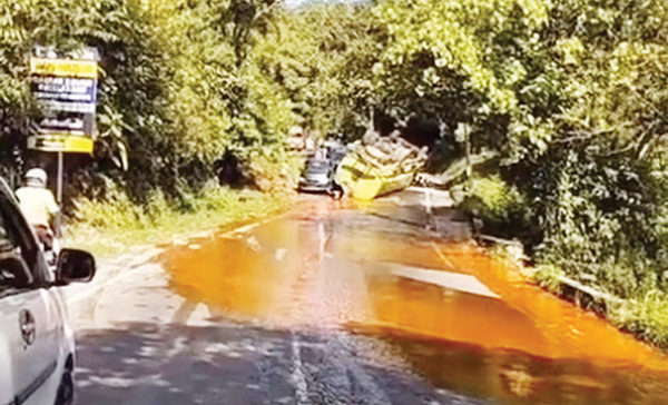 Gagal Nanjak, Truk Tangki CPO Terbalik, Muatannya Tumpah ke Jalan 1 TRUK TERBALIK— Kondisi truk tangki yang terbalik dan muatannya tumpah ke jalan di pendakian Sibingkeh, Kenagarian Siguntur Muda, Kecamatan Koto XI Tarusan.