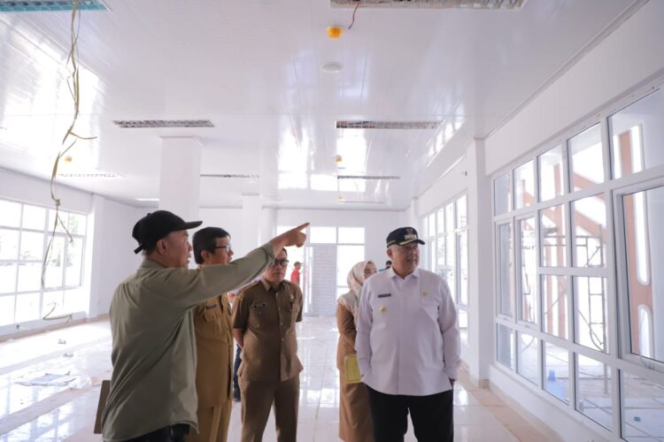 Wako Solok Zul Elfian Turun Meninjau Proyek Pembangunan Perpustakaan Daerah 1 TINJAU—Wali Kota Solok, Zul Elfian Umar turun ke lapangan meninjau proyek pembangunan Perpustakaan Daerah Kota Solok yang berlokasi di kawasan Terminal Bareh Solok dan Masjid Sahara di Terminal Lama Kota Solok, baru-baru ini.