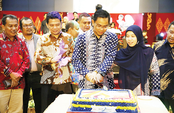 Dies Natalis ke-70 dan Lustrum XIV Resmi Ditutup, UNP Tidak Kecil Lagi, Tapi Sudah Besar dan Terkemuka 1 PENUTUPAN DIES NATALIS— Rektor UNP Krismadinata, Ph.D memotong kue peringatan Dies Natalis ke-70 dan Lustrum XIV UNP, Rabu malam (30/10) di Auditorium UNP