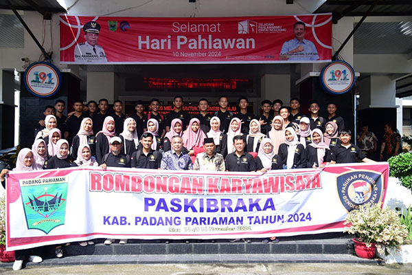 KARYAWISATA— Plt Bupati Padangpariaman Rahmang didampingi Kepala Dinas Kominfo Zahirman dan Kepala Kantor Kesbangpol Jon Eka Putra melepas 60 anggota Paskibraka Kabupaten Padangpariaman tahun 2024 melakukan karyawisata ke Pekanbaru.