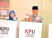 Gubernur Mahyeldi dan Wagub Audy Salurkan Hak Pilih, Imbau Masyarakat Jaga Suasana Tetap Kondusif