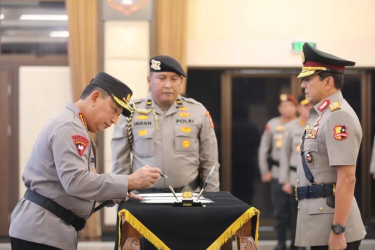 LANTIK— Kapolri Jenderal Pol Listyo Sigit Prabowo saat melantik Komjen Pol Ahmad Dofiri 
sebagai Wakapolri baru.
