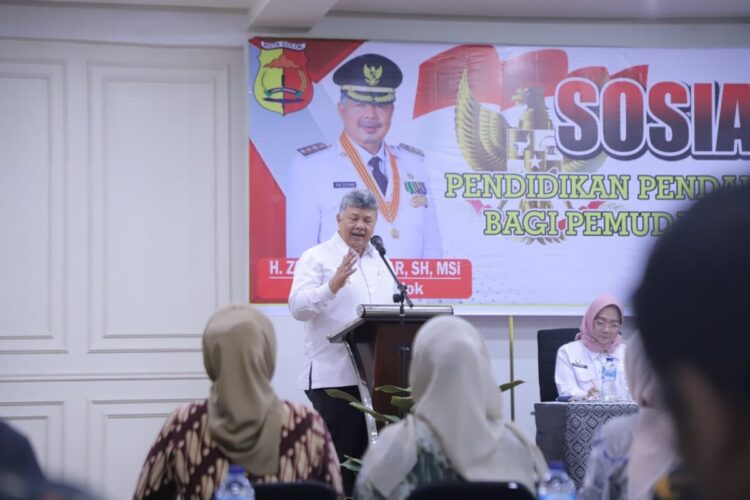 Pemko Selok Gelar Sosialisasi Pendidikan Pendahuluan Bela Negara 1 SOSIALISASI— Wali Kota Solok H. Zul Elfian Umar saat membuka Sosialisasi Pendidikan Pendahuluan Bela Negara Bagi Pemuda/Pemudi Kota Solok, bertempat di Aula Hotel Taufina Kota Solok, kemarin.