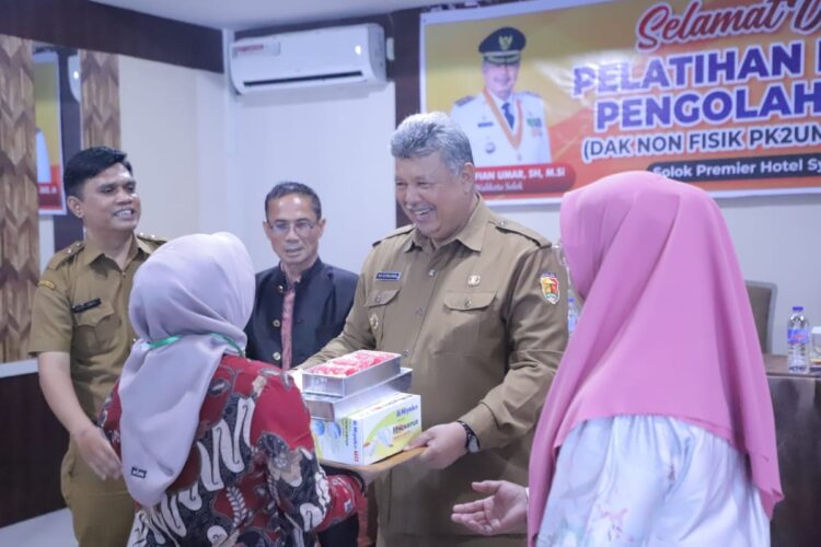 PELATIHAN— Wali Kota Solok Zul Elfian memberikan bantuan kepada pelaku UMKM saat membuka pelatihan, kemarin.