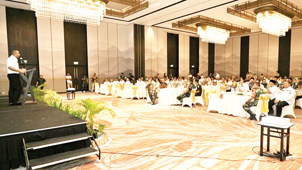RAPAT KOORDINASI— Plt Gubernur Sumbar Audy Joinaldy, memberikan sambutan saat membuka gelaran Rapat Koordinasi (Rakor) Kesiapan Penyelenggaraan Pilkada Serentak Tahun 2024 Provinsi Sumatera Barat, Rabu (20/11) di salah satu hotel berbintang di Kota Padang.