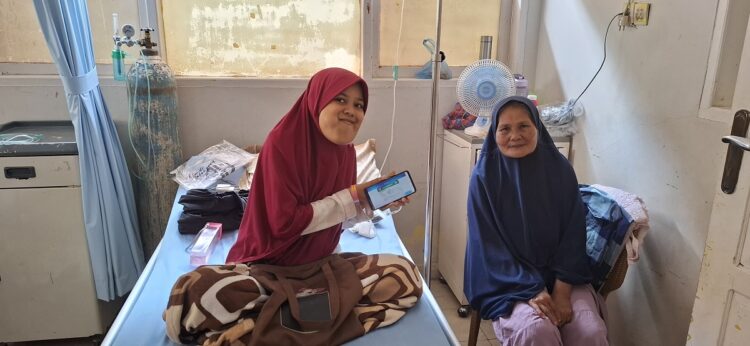 Wirda Andalkan JKN untuk Pengobatan Anemia dan Operasi Tumor Lidah Putrinya 1 PENGOBATAN—Wirda bersama putrinya saat menjalani pengobatan rawat inap di RSUD Adnan WD Payakumbuh.