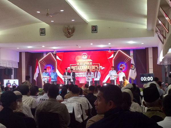 Debat Publik Putaran Kedua Calon Bupati Lima Puluh Kota, Gagasan Panas untuk Pembangunan Berkelanjutan 1 DEBAT PUBLIK— Debat publik putaran kedua pemilihan Bupati dan Wakil Bupati Kabupaten Lima Puluh Kota yang dilaksanakan, Kamis (14/11) malam di aula kantor Bupati Lima Puluh Kota, Bukik Limau, Sarilamak, Harau.