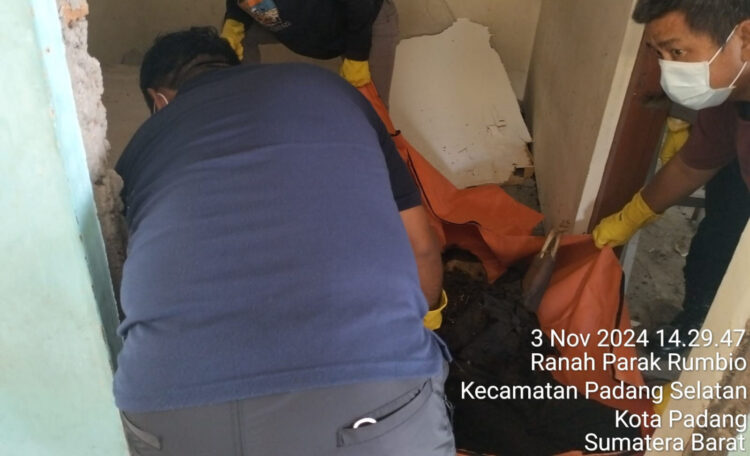 Geger! Ada Mayat di Plafon Rumah Kosong, Kondisinya Membusuk dan Memakai Jaket Hitam, Jenis Kelamin Laki-laki, Identitasnya Tak Diketahui 1 PENEMUAN MAYAT— Polisi melakukan olah TKP penemuan mayat di atas plafon rumah kosong di Kelurahan
Ranah Parak Rumbio, Kecamatan Padang Selatan, Kota Padang.