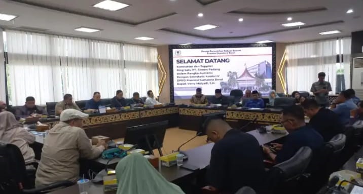 Usaha Kian Redup, AKSRSSP Sampaikan Aspirasi ke DPRD Sumbar 1 menyampaikan aspirasi--Asosiasi Kontraktor dan Supplier Ring Satu Semen Padang (AKSRSSP) menyampaikan aspirasi mereka di gedung DPRD Sumatera Barat.