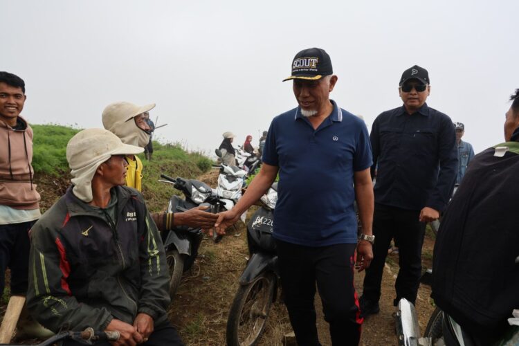Menyapa Petani di Puncak Sarah, Mahyeldi Berpesan Jangan Sampai Jual Lahan kepada Orang 1 adedf446 607b 4177 8544 c4341fff879d