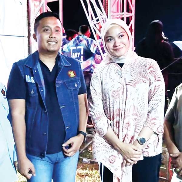 Vasko Ruseimy sebut Program Annisa-Leli bersinergi dengan program Mahyeldi-Vasko 1 BERSAMA— Calon Wakil Gubernur Sumatera Barat nomor urut 1, Vasko Ruseimy dan Calon Bupati Kabupaten Dharmasraya nomor urut 2, Annisa Suci Ramadhani.
