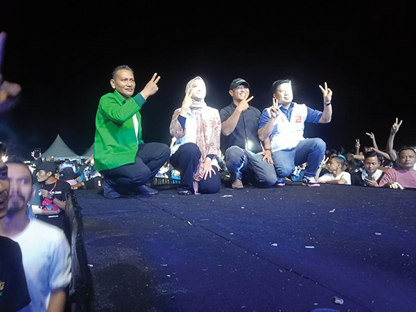 FOTO BERSAMA— Calon Bupati Dharmasraya, Annisa Suci Ramadhani berfoto bersama Bendahara Tim Kampanye ASLI, Harry Permana.